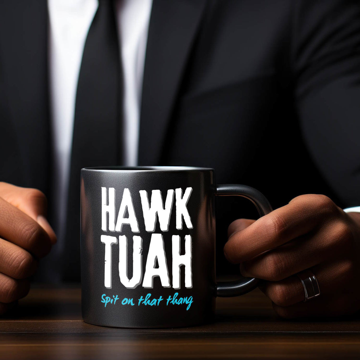 Hawk Tuah Tasse in Schwarz mit Spruch Spit on that thang