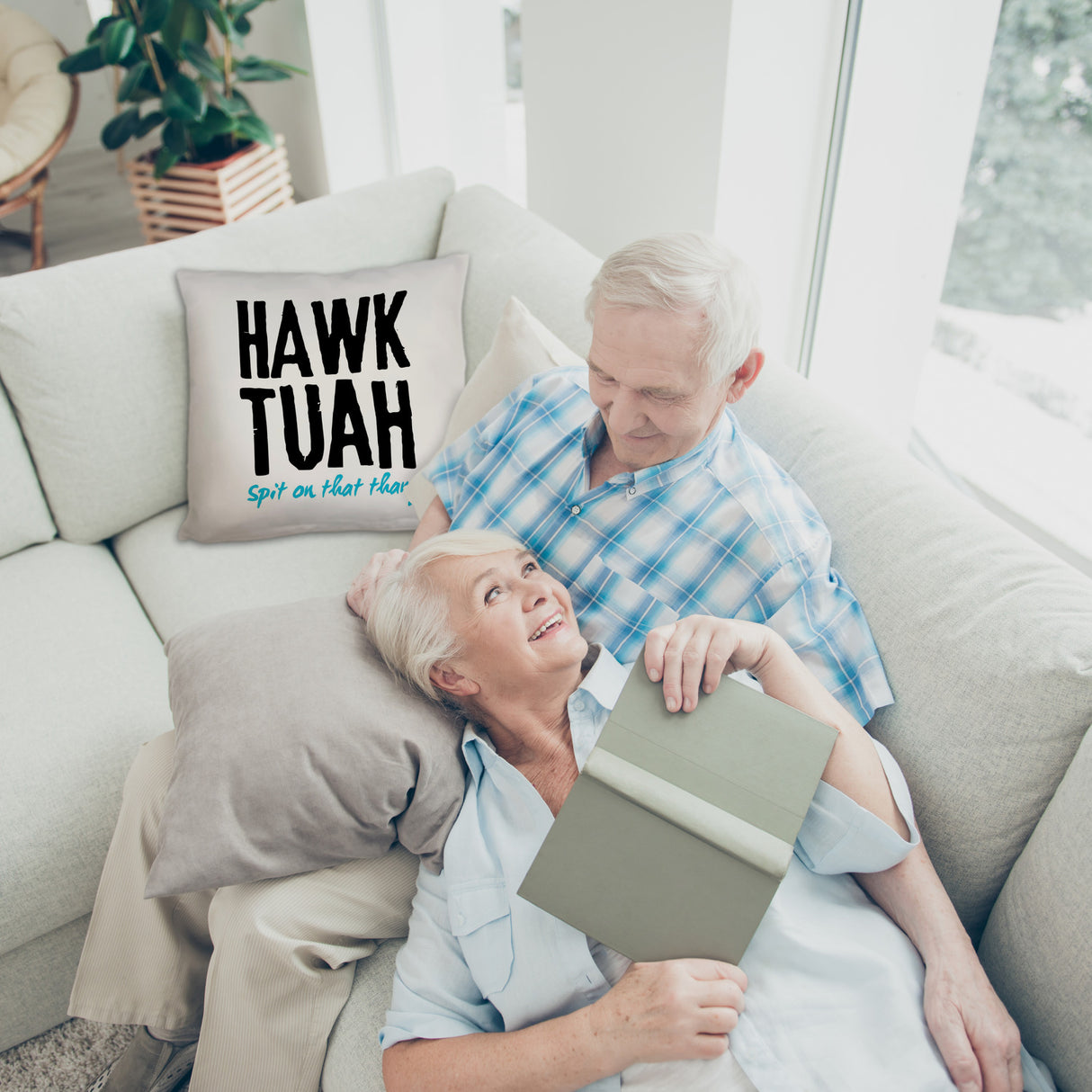 Hawk Tuah Kissen mit Spruch Spit on that thang