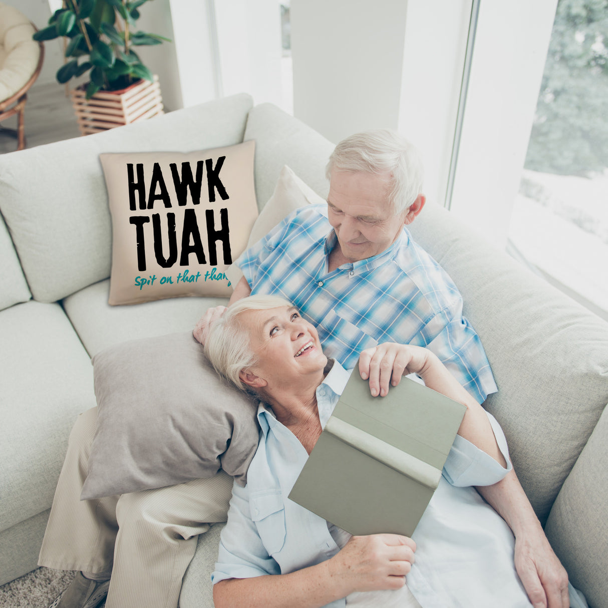 Hawk Tuah Kissen mit Spruch Spit on that thang