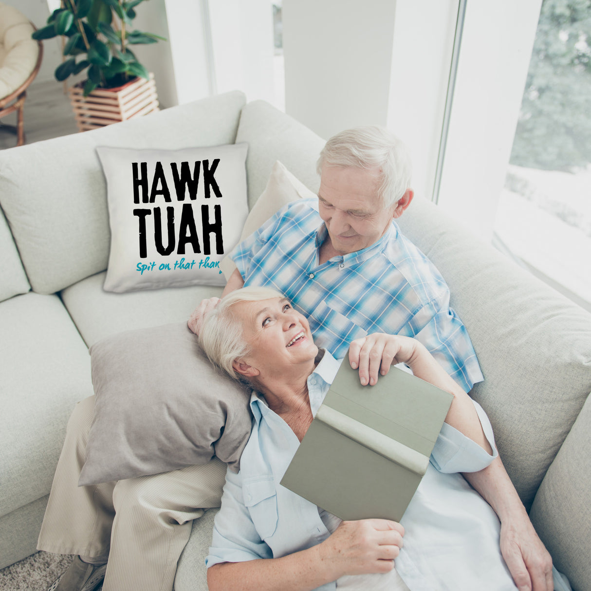 Hawk Tuah Kissen mit Spruch Spit on that thang