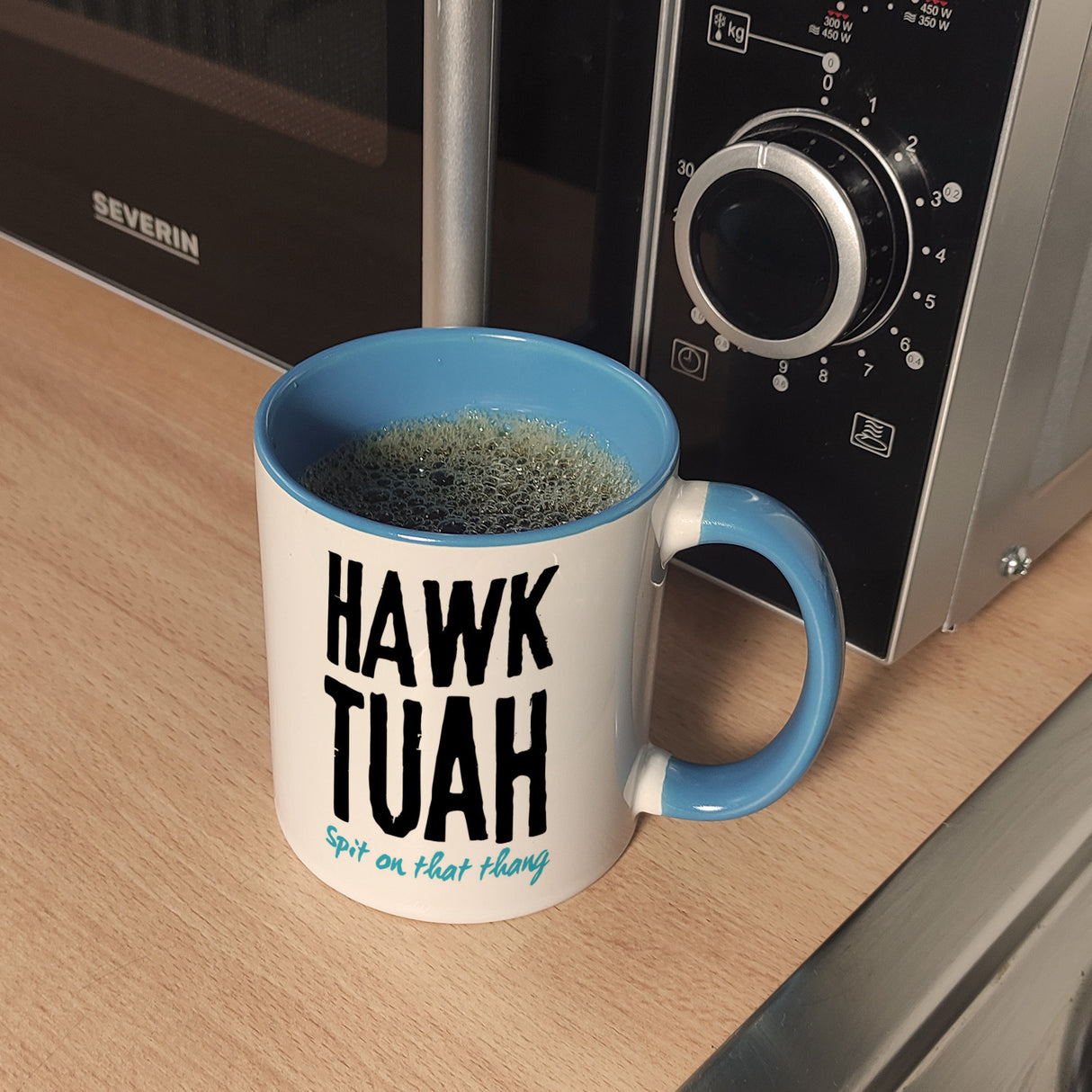 Hawk Tuah Kaffeebecher mit Spruch Spit on that thang