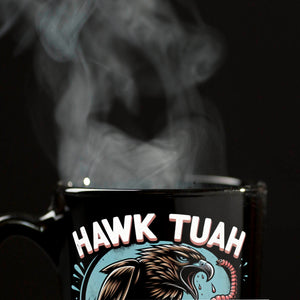 Hawk Tuah Falke mit Regenwurm Tasse in Schwarz mit Spruch Spit on that thang