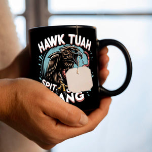 Hawk Tuah Falke mit Regenwurm Tasse in Schwarz mit Spruch Spit on that thang