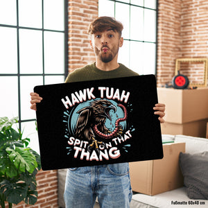 Hawk Tuah Falke mit Regenwurm Fußmatte in 35x50 cm ohne Rand mit Spruch Spit on that thang