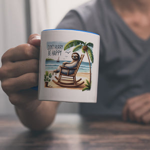 Faultier am Strand Kaffeebecher mit Spruch Don't hurry - be happy