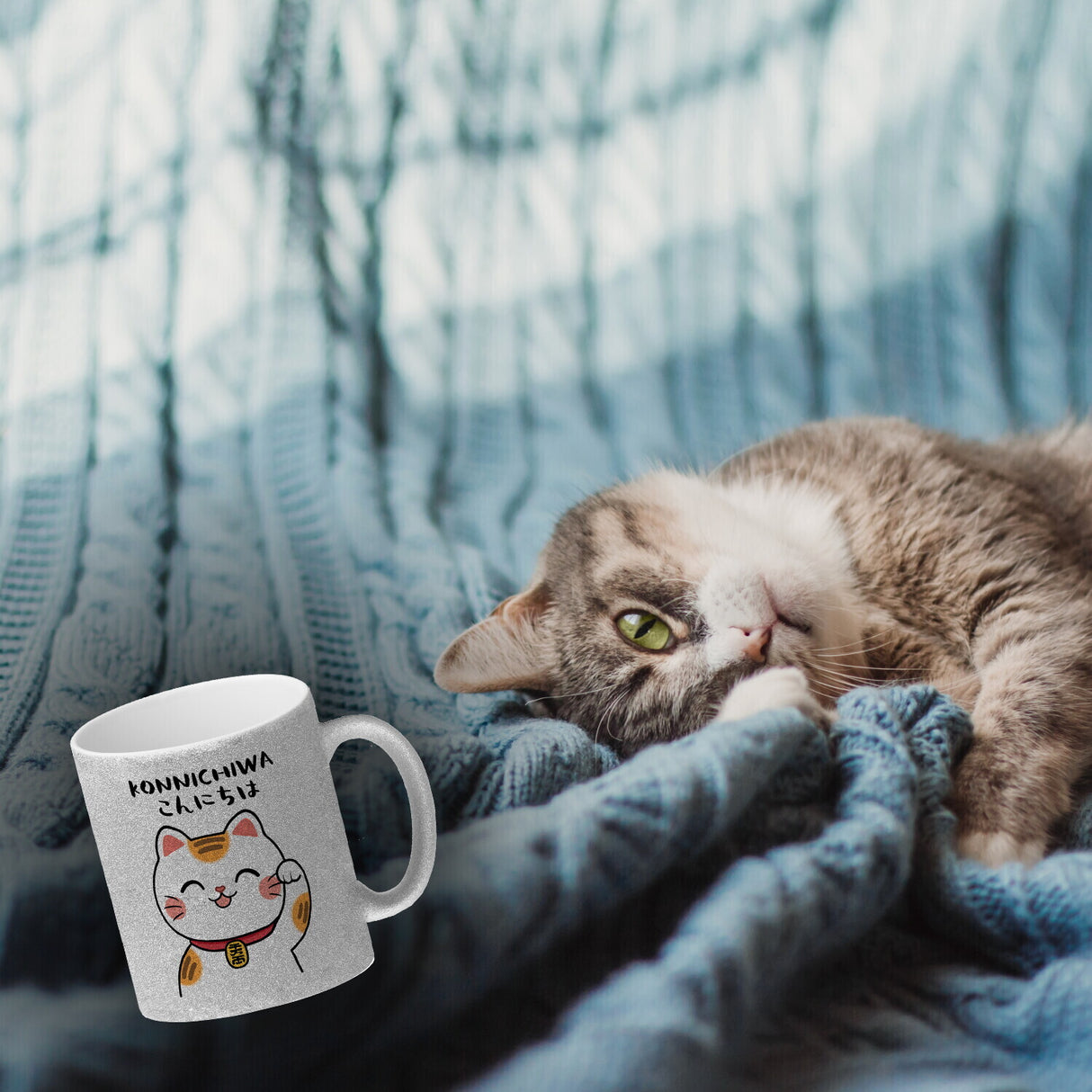 Winkekatze Kaffeebecher mit Spruch Konnichiwa