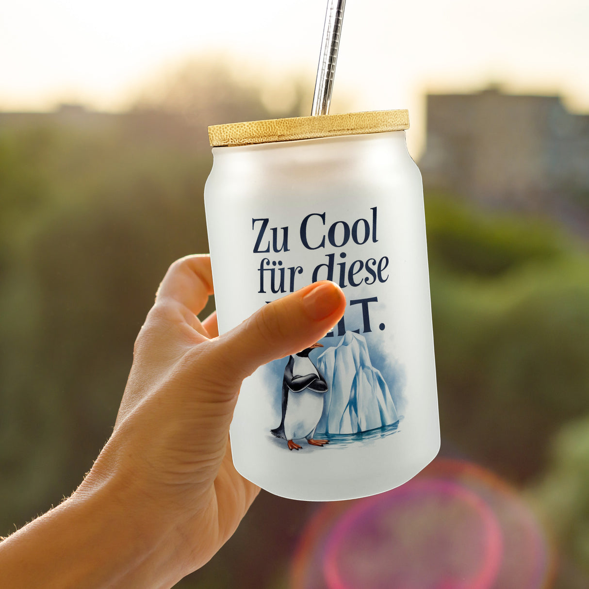 Zu cool für die Welt Pinguin mit Sonnenbrille Trinkglas mit Bambusdeckel