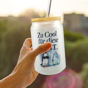 Zu cool für die Welt Pinguin mit Sonnenbrille Trinkglas mit Bambusdeckel