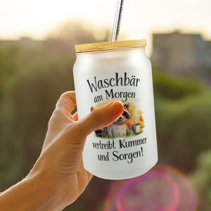 Glücklicher Waschbär mit Kaffee Trinkglas mit Bambusdeckel Waschbär am Morgen