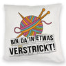 Bin da in etwas verstrickt Kissen mit Wolle und Stricknadeln