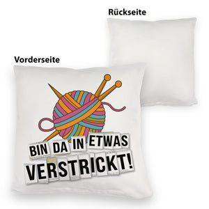 Bin da in etwas verstrickt Kissen mit Wolle und Stricknadeln