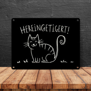 Hereingetigert! Metallschild in 15x20 cm mit lächelnder Katze