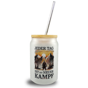 Jeder Tag ein neuer Kampf Trinkglas mit Bambusdeckel - Berge im Sonnenuntergang