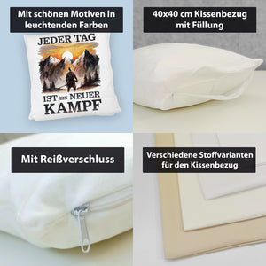 Jeder Tag ein neuer Kampf Kissen - Berge im Sonnenuntergang