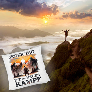 Jeder Tag ein neuer Kampf Kissen - Berge im Sonnenuntergang