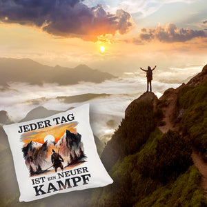 Jeder Tag ein neuer Kampf Kissen - Berge im Sonnenuntergang