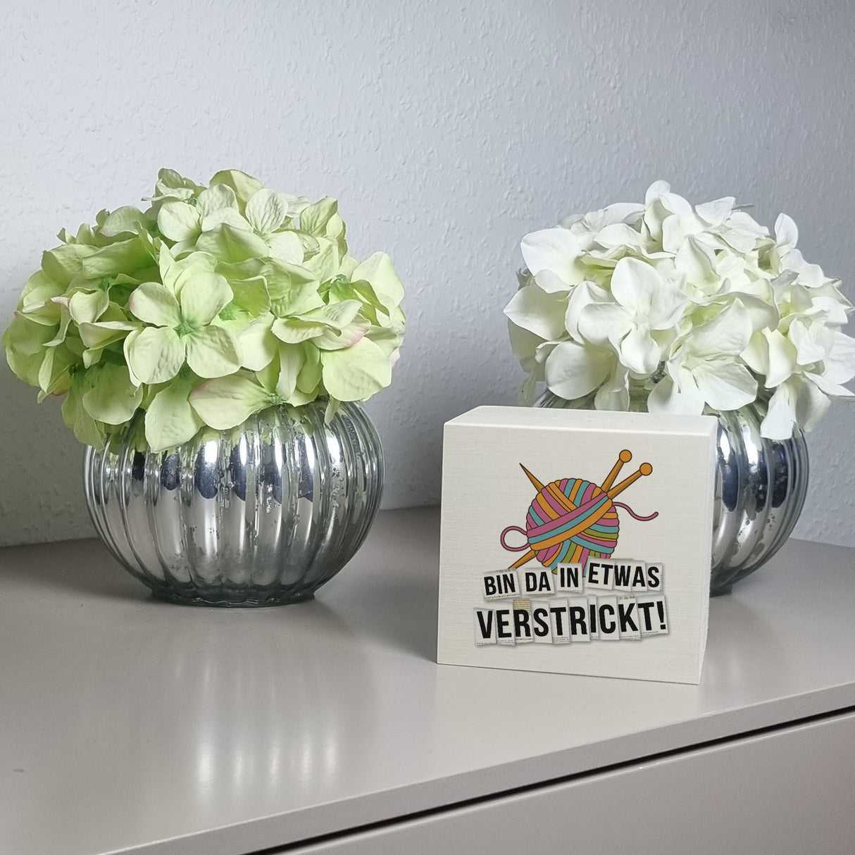 Bin da in etwas verstrickt Spardose mit Wolle und Stricknadeln