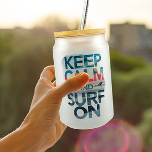 Surfer auf Welle Keep Calm and surf on Trinkglas mit Bambusdeckel