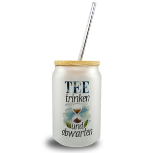Sanduhr mit Teeblättern Trinkglas mit Bambusdeckel Tee trinken und abwarten