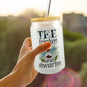 Sanduhr mit Teeblättern Trinkglas mit Bambusdeckel Tee trinken und abwarten