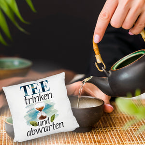 Sanduhr mit Teeblättern Kissen Tee trinken und abwarten