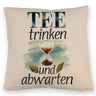 Sanduhr mit Teeblättern Kissen Tee trinken und abwarten