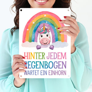 Lächelndes Einhorn Metallschild in 15x20 cm Hinter jedem Regenbogen