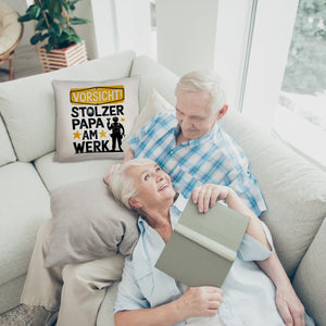 Vorsicht! Stolzer Papa am Werk Kissen