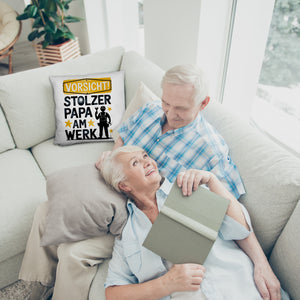 Vorsicht! Stolzer Papa am Werk Kissen