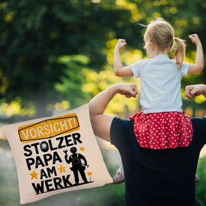 Vorsicht! Stolzer Papa am Werk Kissen