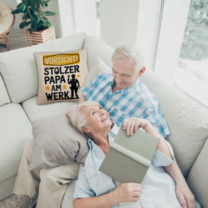 Vorsicht! Stolzer Papa am Werk Kissen