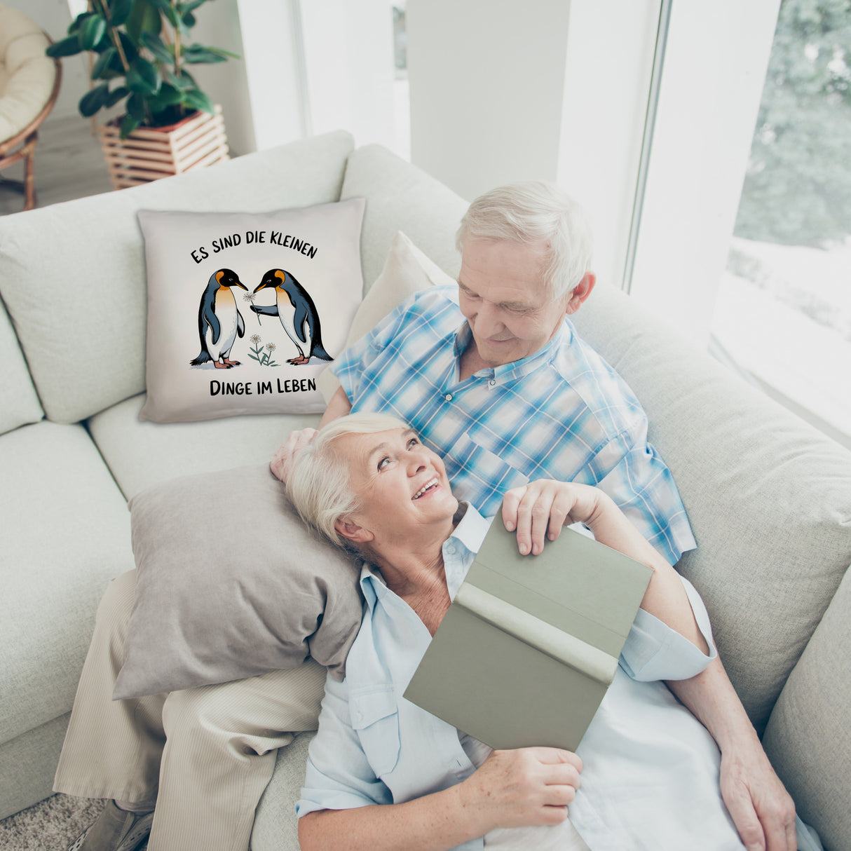 Pinguine mit Blumen - Es sind die Kleinen Dinge Kissen