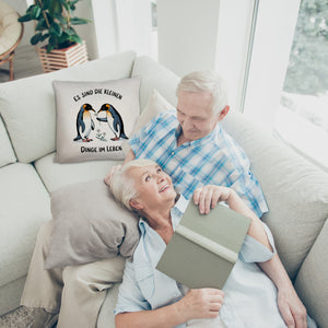 Pinguine mit Blumen - Es sind die Kleinen Dinge Kissen