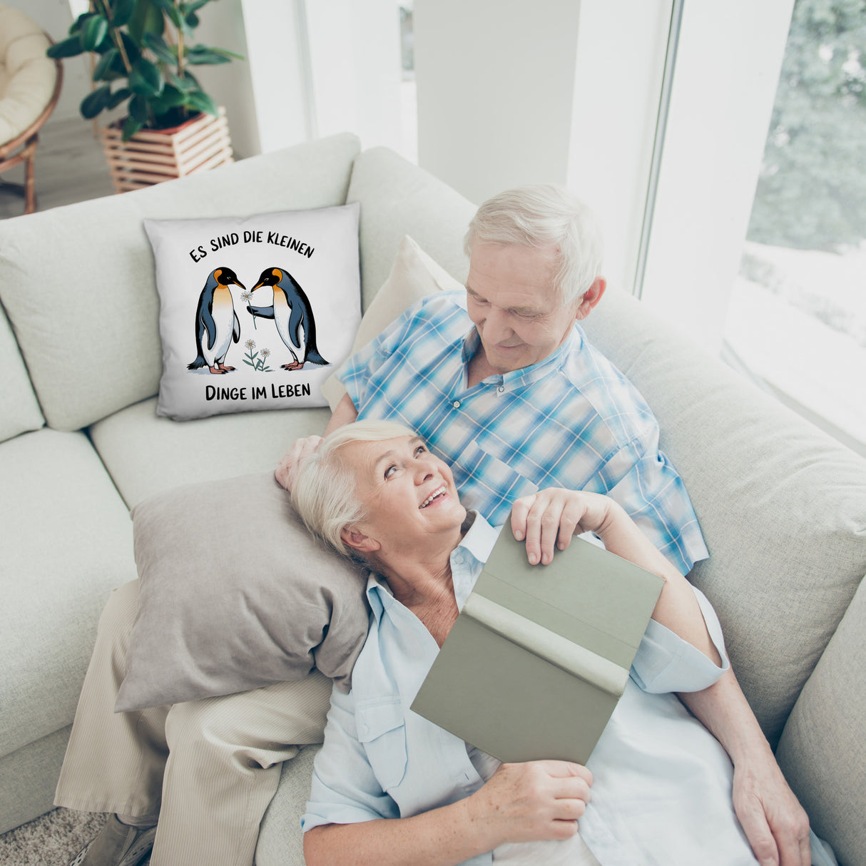 Pinguine mit Blumen - Es sind die Kleinen Dinge Kissen