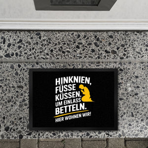 Hinknien und um Einlass betteln Fußmatte in 35x50 cm mit betender Person