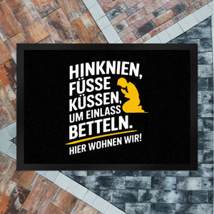 Hinknien und um Einlass betteln Fußmatte in 35x50 cm mit betender Person