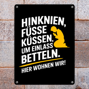 Hinknien und um Einlass betteln Metallschild in 15x20 cm mit betender Person