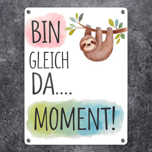 Fröhliches Faultier Bin gleich da Metallschild in 15x20 cm