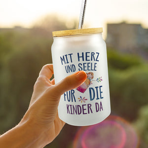 Mit Herz für Kinder da Trinkglas mit Bambusdeckel Herz Umarmt Kinder