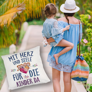 Mit Herz für Kinder da Kissen Herz Umarmt Kinder