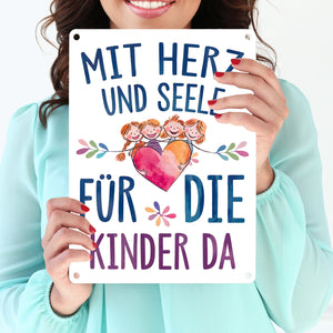 Mit Herz für Kinder da Metallschild in 15x20 cm Herz Umarmt Kinder