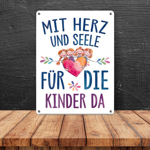 Mit Herz für Kinder da Metallschild in 15x20 cm Herz Umarmt Kinder