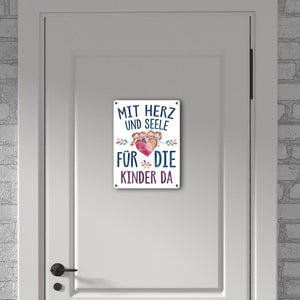 Mit Herz für Kinder da Metallschild in 15x20 cm Herz Umarmt Kinder