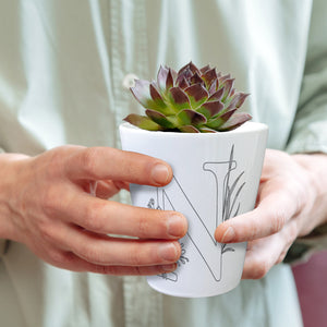 Floral Buchstabe N Blumentopf zum Ausmalen für Kunstliebhaber