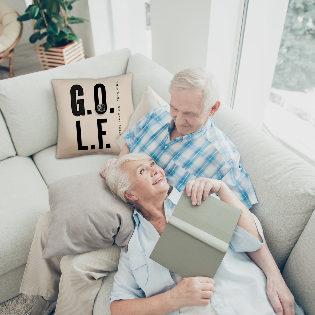 Golf. God offers love and forgiving Kissen
