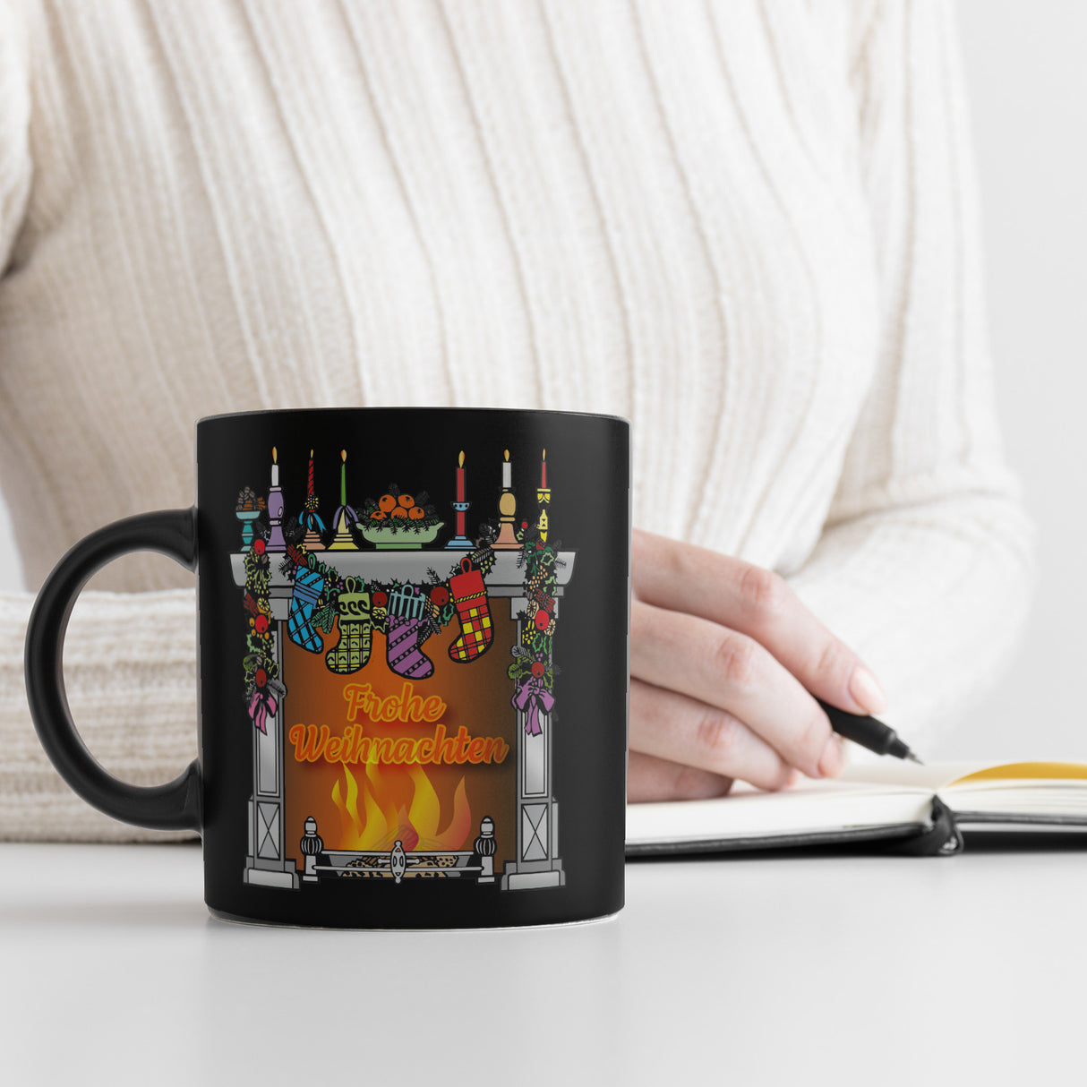 Weihnachtlicher Kamin Tasse in Schwarz mit Spruch Frohe Weihnachten