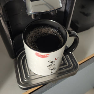 Kaffeebecher mit Putz-Schaf und Lippenstift Motiv