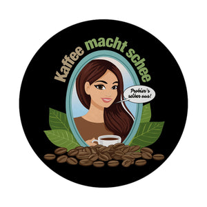 Frau im Spiegel Magnet rund mit Spruch: Kaffee macht schee. Probiers selber aus!