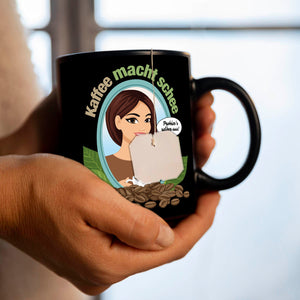 Frau im Spiegel Tasse in Schwarz mit Spruch: Kaffee macht schee. Probiers selber aus!
