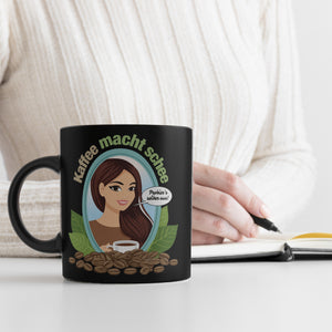 Frau im Spiegel Tasse in Schwarz mit Spruch: Kaffee macht schee. Probiers selber aus!
